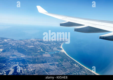 Lissabon Portugal,TAP,Air Portugal,Fluggesellschaft,Flugzeug,Flügel,Aussicht,Küste,Atlantischer Ozean,Lagoa de Albufeira,Castelo,Hispanic,Immigranten,Portugals Stockfoto