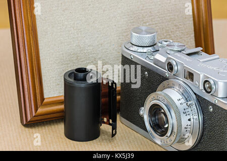 Retro Kamera, Film Roll und leere Holz Bilderrahmen in Vintage Style Makro anzeigen Stockfoto