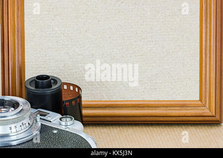 Alte Kamera mit Film Roll und leeren Bilderrahmen Makro anzeigen Stockfoto