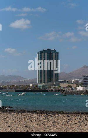 Das 5-Sterne Gran Hotel in Arrecife auf Lanzarote ist mit 17 Stockwerken das höchste Gebäude der Insel Stockfoto