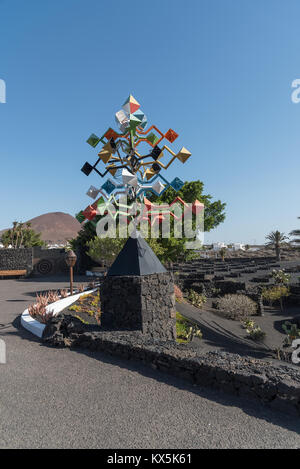 Ein Windspiel von César Manrique in der Fundación de La Asomada auf Lanzarote Stockfoto