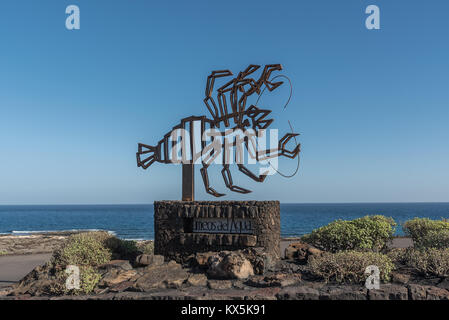 Skulptur eines Krebses aus Bronze von César Manrique vor den Jameos del Agua in Haria auf Lanzarote mit Blick auf das Meer Stockfoto