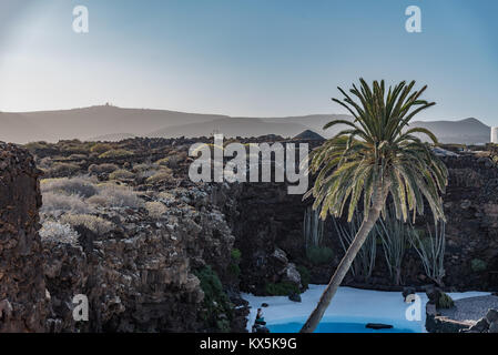 Der Blick von den Jameos del Agua-ein von César Manrique gestaltetes Zentrums für Kunst und Kultur - über Lavafelder zu Vulkanen im Hintergrund Stockfoto