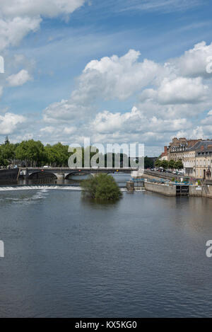 Blick nach Norden entlang der Mayenne Fluss fließt durch die Stadt Laval in Frankreich. Stockfoto