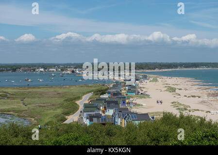 Anzeigen von Warren Hill auf Hengistbury Head mit Blick auf Mudeford Spit und Christchurch Harbour in Dorset. Stockfoto