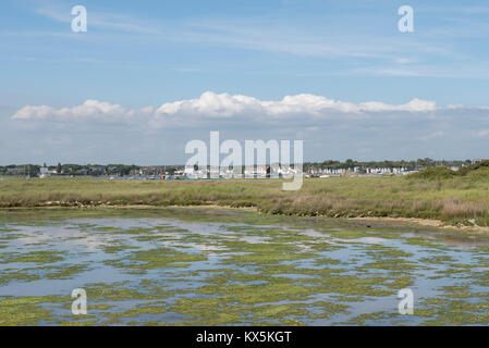 Aussicht auf Christchurch Harbour und Mudeford Quay über die Salzwiesen auf Hengistbury Head, Dorset. Stockfoto