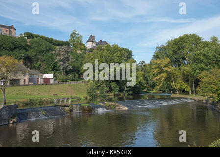 Der Fluss Loire fließt durch das Städtchen Ambrières-les-Vallées in der Region Mayenne in Frankreich. Stockfoto