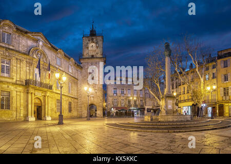 Rathausplatz in der Dämmerung mit Rathaus (Hotel de Ville) Gebäude, Turm und Brunnen in Aix-en-Provence, Frankreich Stockfoto