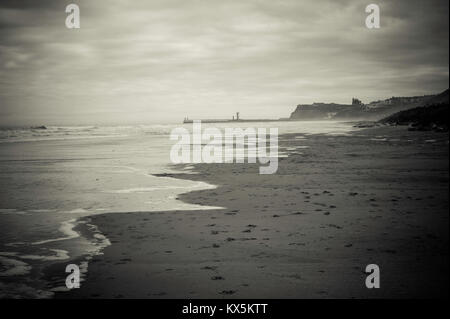 Strand, Whitby Abbey, Leuchtturm und Mole in Sepia Stockfoto