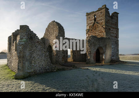 Knowlton Kirche und Erdarbeiten Stockfoto