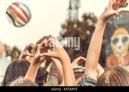 Herz geformten Hände am Konzert, liebe den Künstler und das Festival Stockfoto