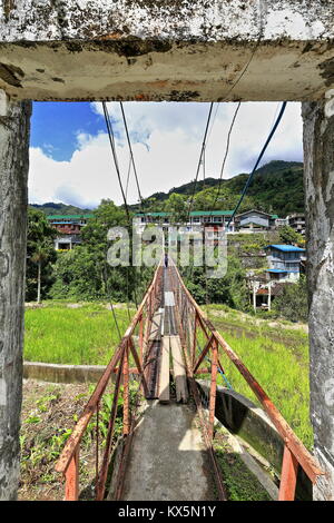 Die Aussetzung oder Hängebrücke in Banaue verbindet die Downtown Market Bereich mit dem batad Straße - von vielen Studenten genutzt zu ihrer Schule über Th zu gehen Stockfoto