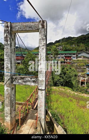 Die Aussetzung oder Hängebrücke in Banaue verbindet die Downtown Market Bereich mit dem batad Straße - von vielen Studenten genutzt zu ihrer Schule über Th zu gehen Stockfoto