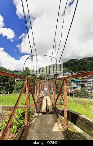 Die Aussetzung oder Hängebrücke in Banaue verbindet die Downtown Market Bereich mit dem batad Straße - von vielen Studenten genutzt zu ihrer Schule über Th zu gehen Stockfoto