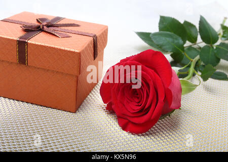 Geschenkboxen mit Bogen und stieg auf weißem Hintergrund. Dekoration. Stockfoto