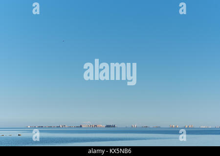 Blick auf die La Manga del Mar Menor am Meer Spit, Spanien. Stockfoto