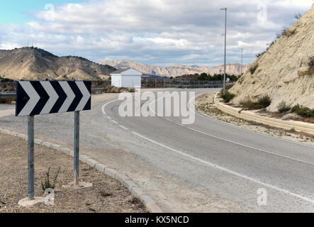 Mountain Road in der Nähe des La Pedrera Reservoir in Orihuela. Spanien Stockfoto