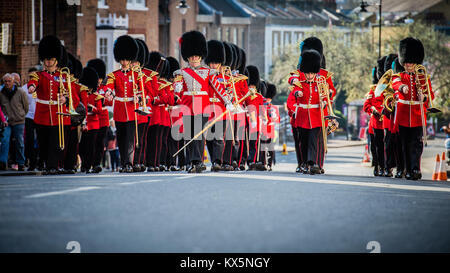 Die Wachen band März bis von der Kaserne für die Änderung der Guard im Schloss Windsor Stockfoto