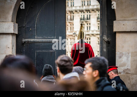 Mitglied der Household Cavalry wacht auf dem Pferd auf Horse Guards Parade, Whitehall London Stockfoto