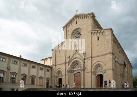 Italienische gotischen Kathedrale dei Santi Pietro e Donato (Kathedrale von St. Peter und St. Donatus) auf der Piazza del Duomo in der historischen Altstadt von Arezzo, Tus Stockfoto