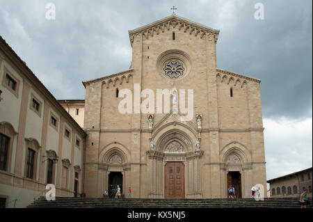 Italienische gotischen Kathedrale dei Santi Pietro e Donato (Kathedrale von St. Peter und St. Donatus) auf der Piazza del Duomo in der historischen Altstadt von Arezzo, Tus Stockfoto