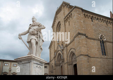 Statue von Ferdinando I de' Medici Großherzog der Toskana vor der italienischen Gotik Kathedrale dei Santi Pietro e Donato (Kathedrale der Heiligen Peter und Stockfoto