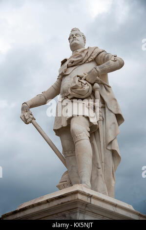 Statue von Ferdinando I de' Medici Großherzog der Toskana vor der Kathedrale dei Santi Pietro e Donato (Kathedrale von St. Peter und St. Donatus) Stockfoto