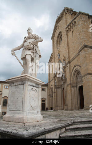 Statue von Ferdinando I de' Medici Großherzog der Toskana vor der italienischen Gotik Kathedrale dei Santi Pietro e Donato (Kathedrale der Heiligen Peter und Stockfoto