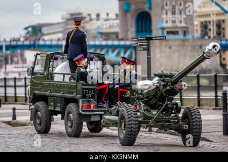 Der Honourable Artillery Company anreisen, mit ihren 105 mm Haubitzen die Königinnen Geburtstag Gun Salute im Tower von London nach Brand Stockfoto