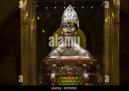 Reliquiary Büste des Heiligen Donatus im Romanischen Chiesa di Santa Maria della Pieve im historischen Zentrum von Arezzo, Toskana, Italien. 5. August 2016 © Wojciec Stockfoto