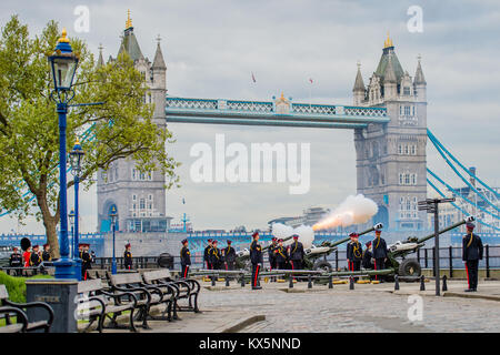 Tower Bridge im Hintergrund, während Sie die Königinnen Geburtstag Gun Salute am Tower von London Stockfoto