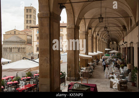 Palazzo delle Logge und romanischen Chiesa di Santa Maria della Pieve auf der Piazza Grande in der Altstadt von Arezzo, Toskana, Italien. 5. August 2016 © werde Stockfoto