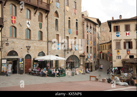 Mittelalterliche Piazza Grande in der Altstadt von Arezzo, Toskana, Italien. 5. August 2016 © wojciech Strozyk/Alamy Stock Foto Stockfoto