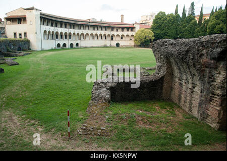 Anfiteatro Romano (römisches Amphitheater) von II AD und Museo Archeologico statale Gaio Cilnio Mecenate (Gaius Cilnius Maecenas Nationalen Archäologischen Stockfoto