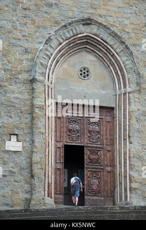 Italienische gotischen Chiesa di San Francesco (Kirche San Francesco) im historischen Zentrum von Cortona, Toskana, Italien. 5. August 2016 © wojciech Strozyk/Ala Stockfoto