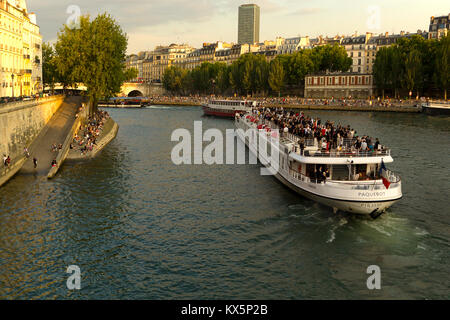 Gruppe auf einer Bootstour auf der Seine Stockfoto