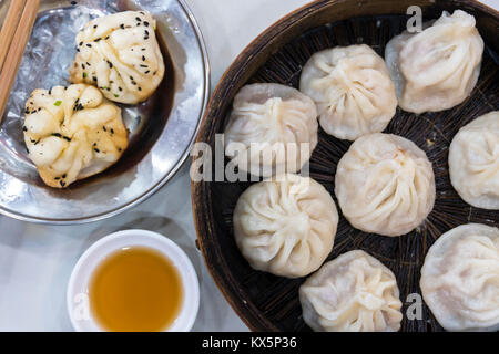 Traditionelle Shanghai Essen einschließlich Knödel, Wan-tan und xiaolongbao Stockfoto