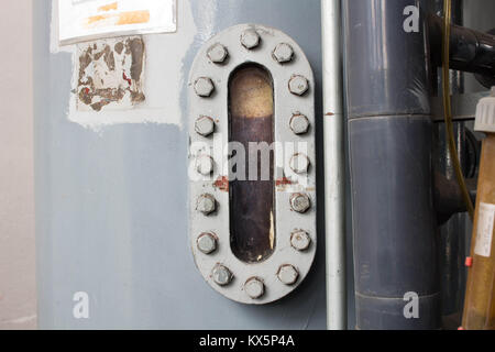Der Wasserstand auf großen Wassertank Stockfoto