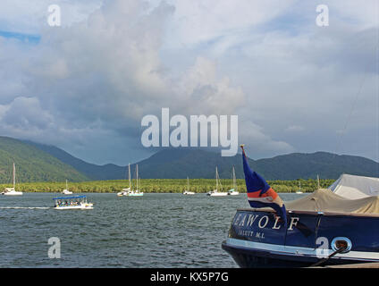 Der Blick auf Trinity Inlet in der Dämmerung vom Kai auf die Marlin Marina, Cairns, QLD, Australien Stockfoto