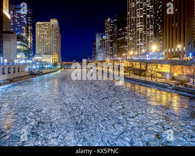 Gefrorene Eis auf dem Chicago River in den kältesten perios seit über 100 Jahren Stockfoto