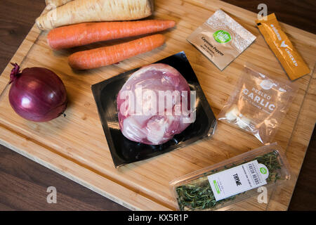 Der Inhalt eines HelloFresh meal delivery Kits, die am 3. Januar 2018 gesehen. Stockfoto