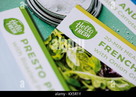 Der Inhalt eines HelloFresh meal delivery Kits, die am 3. Januar 2018 gesehen. Stockfoto