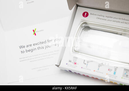 Der Inhalt einer 23andMe genetische Prüfung Kit als am 3. Januar 2018 gesehen. Stockfoto