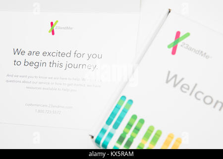 Der Inhalt einer 23andMe genetische Prüfung Kit als am 3. Januar 2018 gesehen. Stockfoto