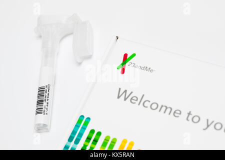 Der Inhalt einer 23andMe genetische Prüfung Kit als am 3. Januar 2018 gesehen. Stockfoto