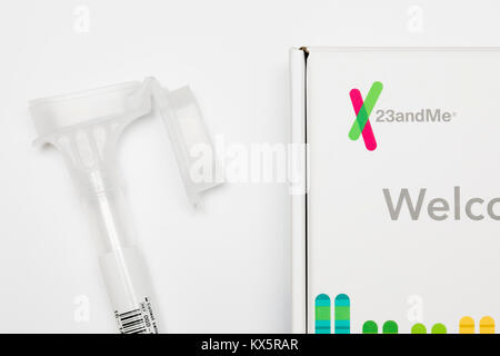 Der Inhalt einer 23andMe genetische Prüfung Kit als am 3. Januar 2018 gesehen. Stockfoto