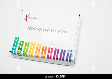 Der Inhalt einer 23andMe genetische Prüfung Kit als am 3. Januar 2018 gesehen. Stockfoto