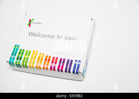 Der Inhalt einer 23andMe genetische Prüfung Kit als am 3. Januar 2018 gesehen. Stockfoto