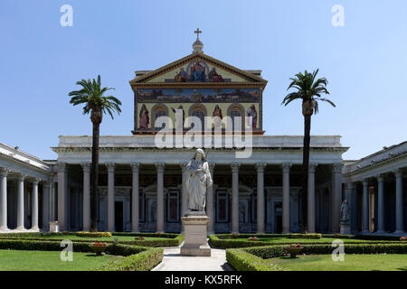 Der Innenhof mit Säulengang von weißem Granit Säulen der Päpstlichen Basilika St. Paul vor den Mauern. Rom, Italien. Während die 4. centu errichtet. Stockfoto