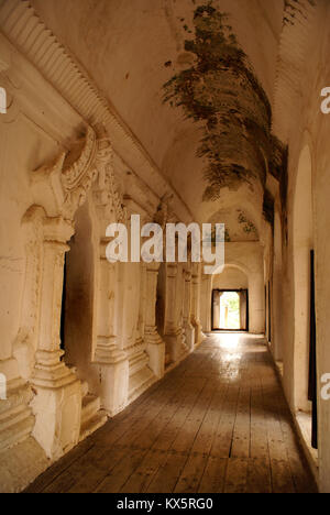 Coridor in Maha Aung Mye Bon Zan Kloster in Inwa, Myanmart Stockfoto